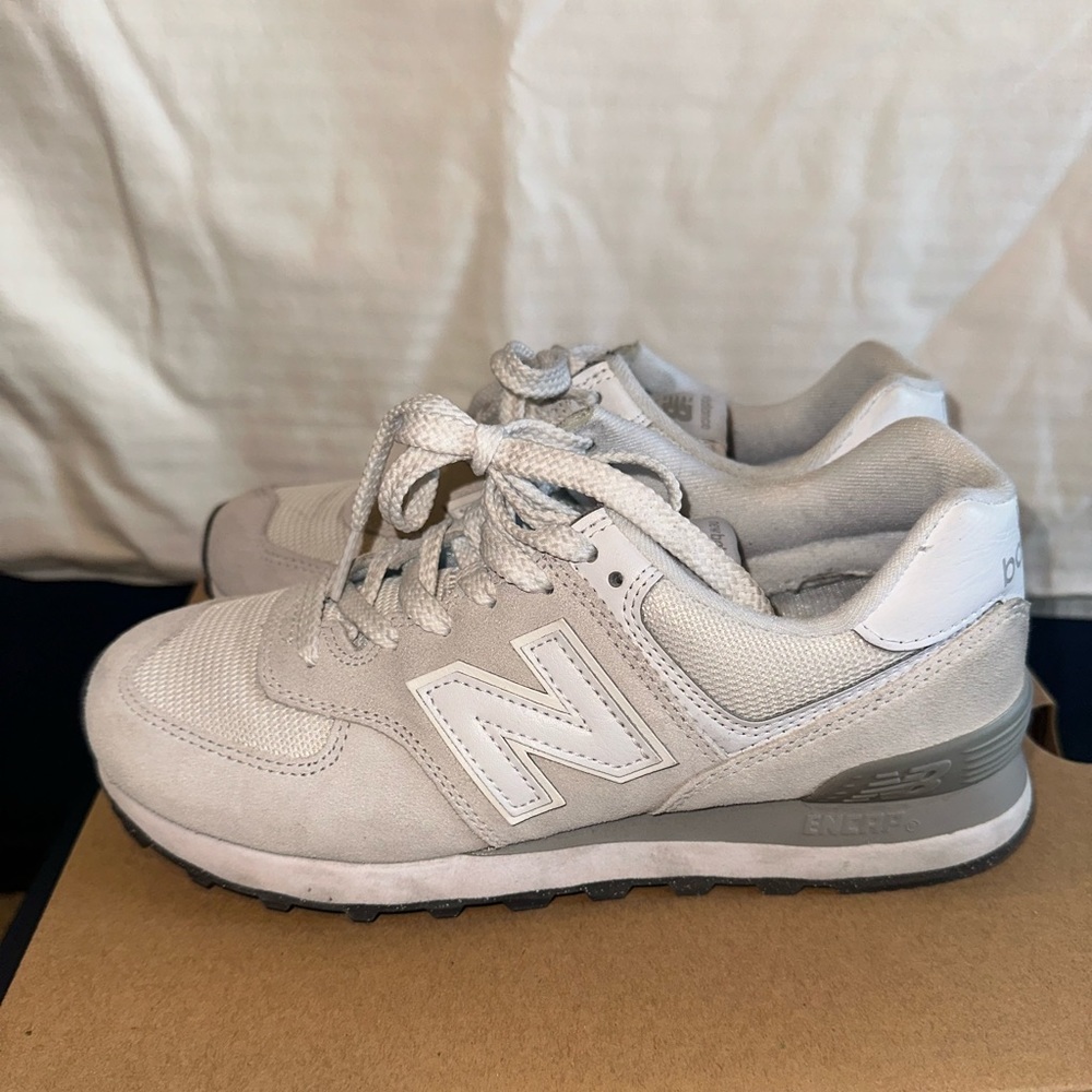 White New Balance 574